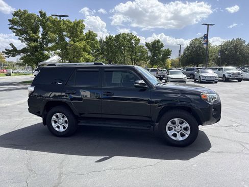 Used 2020 Toyota 4Runner SR5 Premium w/ Moonroof Package AWD/4WD image 3