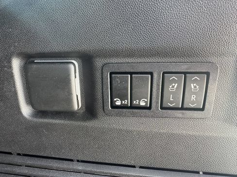 Used 2022 Chevrolet Tahoe Z71 w/ Luxury Package AWD/4WD image 32