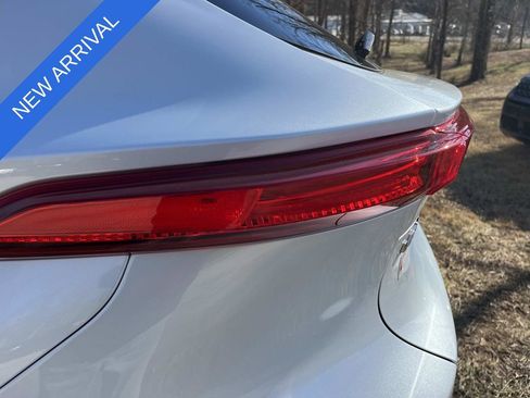 Used 2024 Toyota Venza XLE image 10