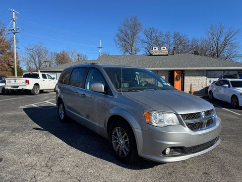 Used 2019 Dodge Grand Caravan SXT image 7