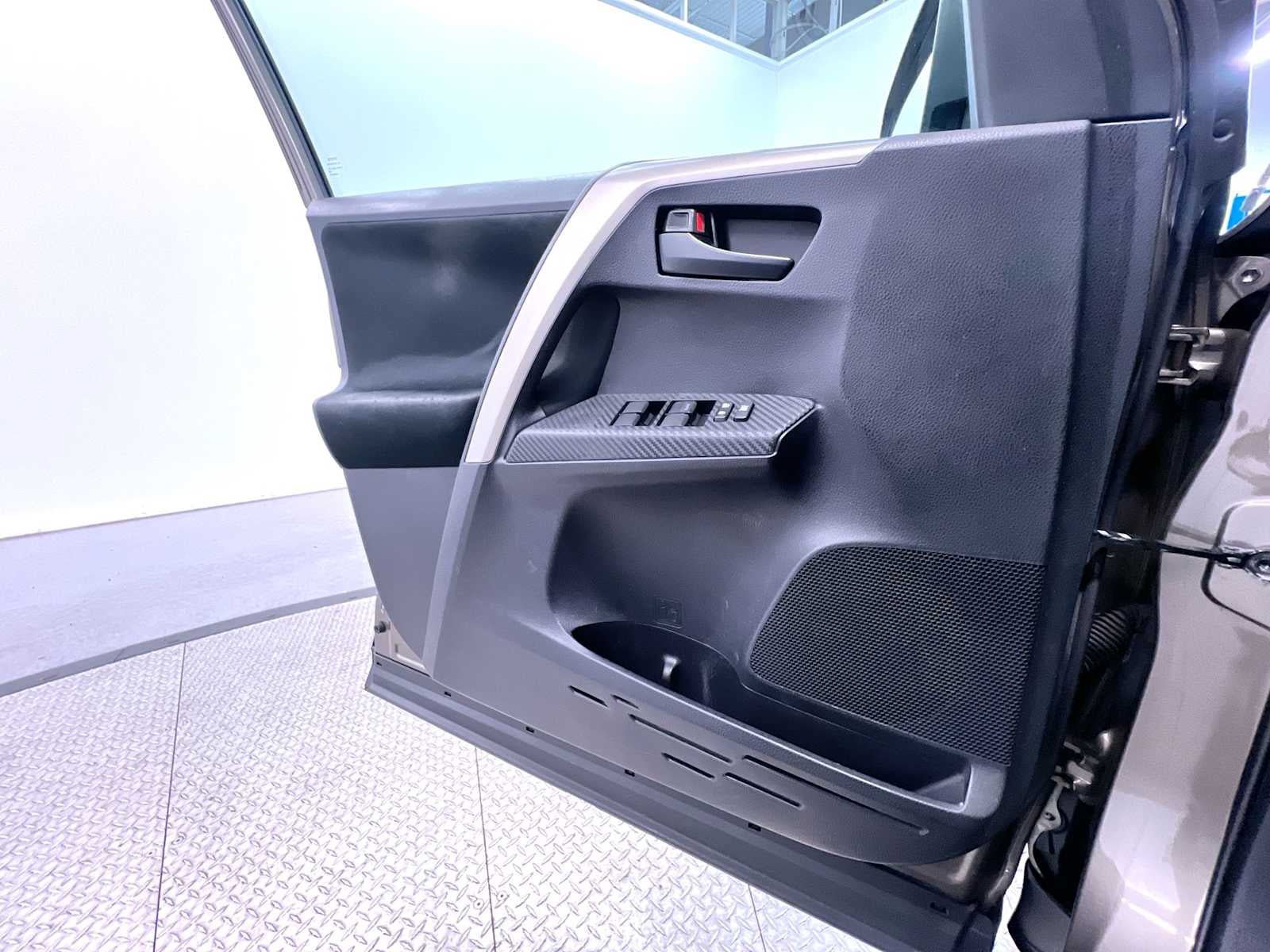 Used 2013 Toyota RAV4 XLE AWD/4WD image 31