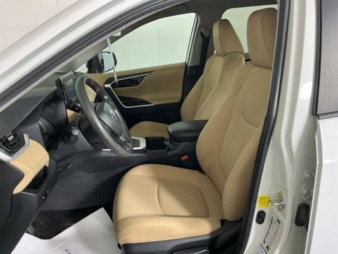 Used 2022 Toyota RAV4 LE AWD/4WD image 9