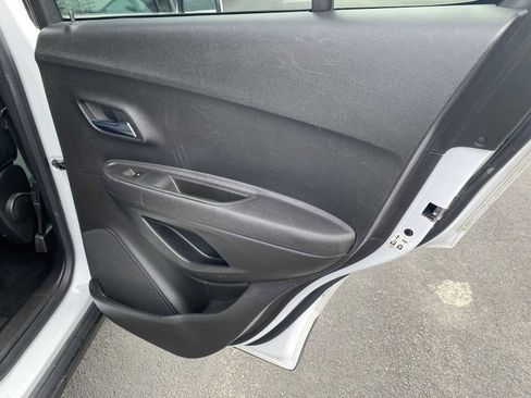 Used 2017 Chevrolet Trax LT w/ LT Convenience Package image 33