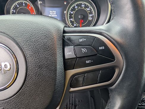 Used 2019 Jeep Cherokee Limited image 17