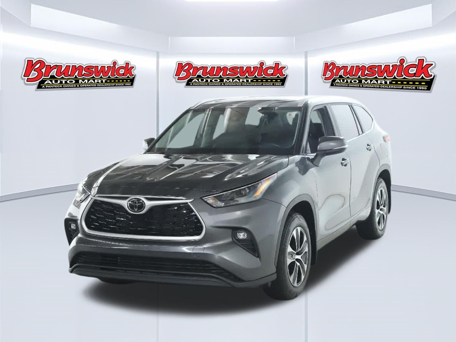 Used 2023 Toyota Highlander XLE FWD image 1