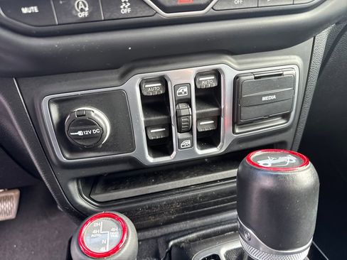 Used 2018 Jeep Wrangler Unlimited Sahara AWD/4WD image 11