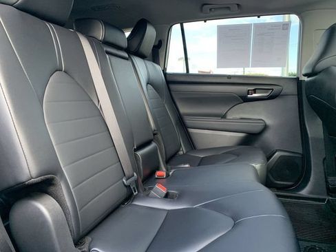 Used 2025 Toyota Highlander XLE FWD image 34
