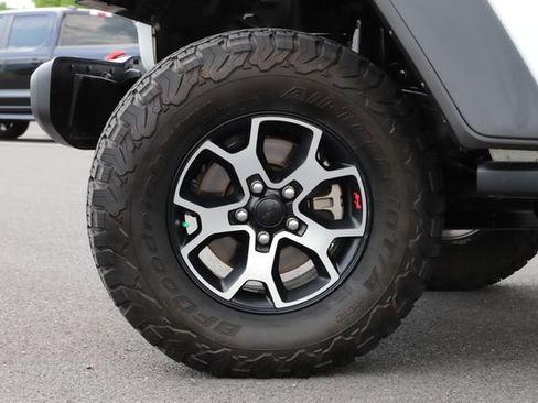Used 2023 Jeep Wrangler Unlimited Rubicon w/ Cold Weather Group AWD/4WD image 5