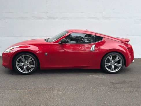 Used 2009 Nissan 370Z Touring w/ Sport Pkg RWD image 2
