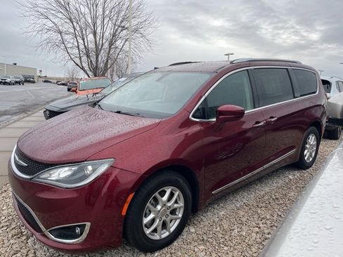 Used 2020 Chrysler Pacifica Touring-L image 3