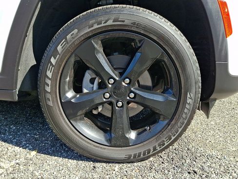 Certified 2023 Jeep Grand Cherokee Altitude AWD/4WD image 8