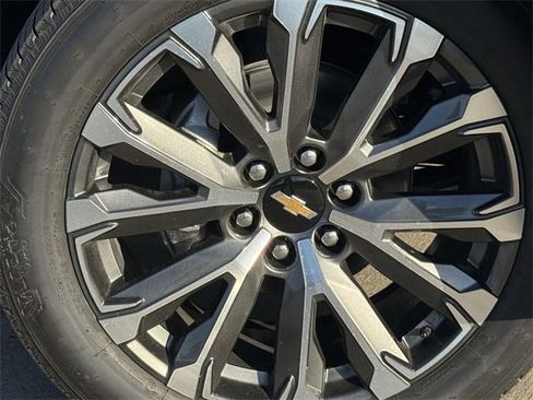 New 2026 Chevrolet Suburban High Country image 9