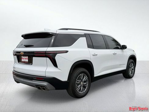 Used 2025 Chevrolet Traverse LT w/ Driver Confidence Package FWD image 7