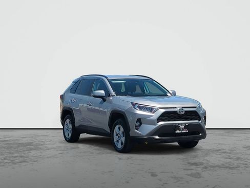 Used 2020 Toyota RAV4 XLE AWD/4WD image 2