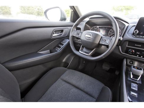 Certified 2025 Nissan Rogue SV FWD image 11