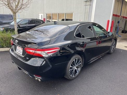 Used 2019 Toyota Camry SE image 5