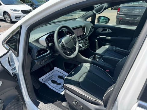 Used 2026 Chrysler Pacifica Limited FWD image 3