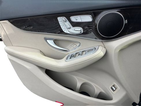 Used 2021 Mercedes-Benz GLC 300 image 11