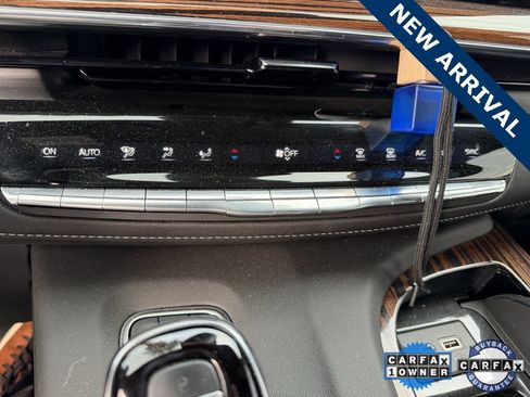 Used 2024 Cadillac Escalade Premium Luxury image 18