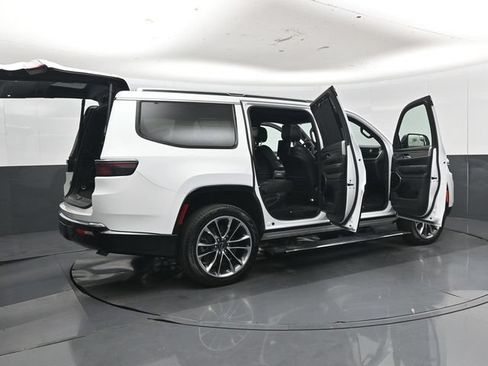 Used 2025 Jeep Wagoneer Series III w/ Premium Group I AWD/4WD image 57