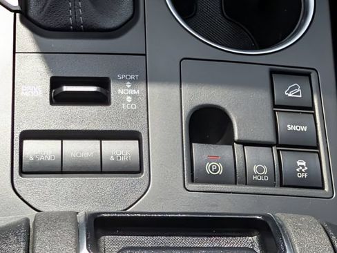 Used 2023 Toyota Highlander XLE AWD/4WD image 15