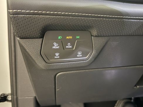 Used 2025 Volkswagen Atlas SE image 23