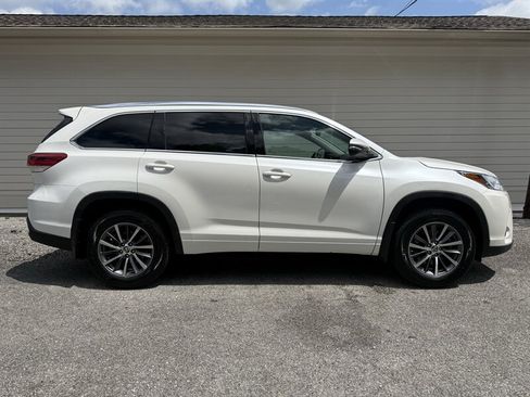 Used 2017 Toyota Highlander XLE w/ Carpet Mat Package AWD/4WD image 1