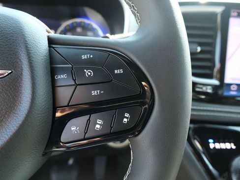Used 2025 Chrysler Pacifica Limited FWD image 16