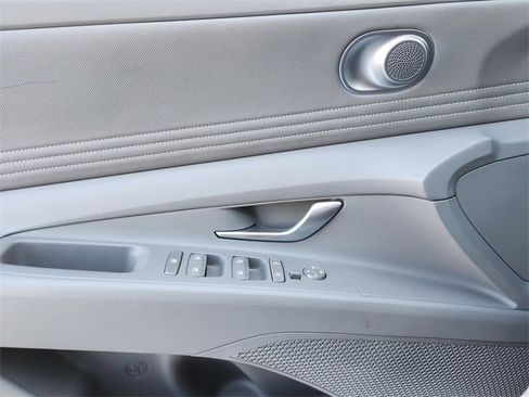 Used 2025 Hyundai Elantra SEL image 17
