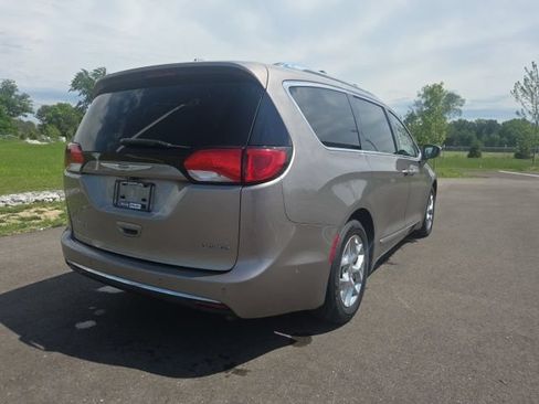 Used 2018 Chrysler Pacifica Limited w/ Advanced Safetytec Group FWD image 8