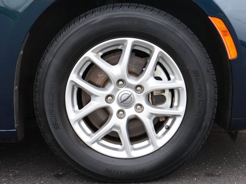 Used 2023 Chrysler Pacifica Touring-L FWD image 26