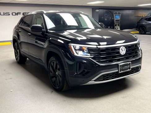 Used 2025 Volkswagen Atlas Cross Sport SE w/ Black Wheel Package image 1