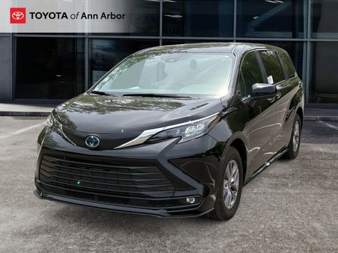 Used 2025 Toyota Sienna XLE FWD image 2
