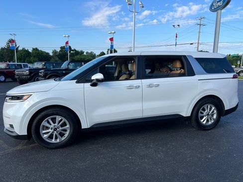 Used 2023 Kia Carnival LX FWD image 3
