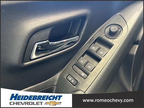 Used 2022 Chevrolet Trax LT w/ LT Convenience Package image 11