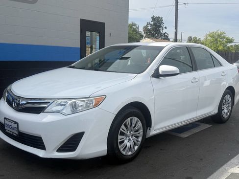 Used 2012 Toyota Camry LE image 3