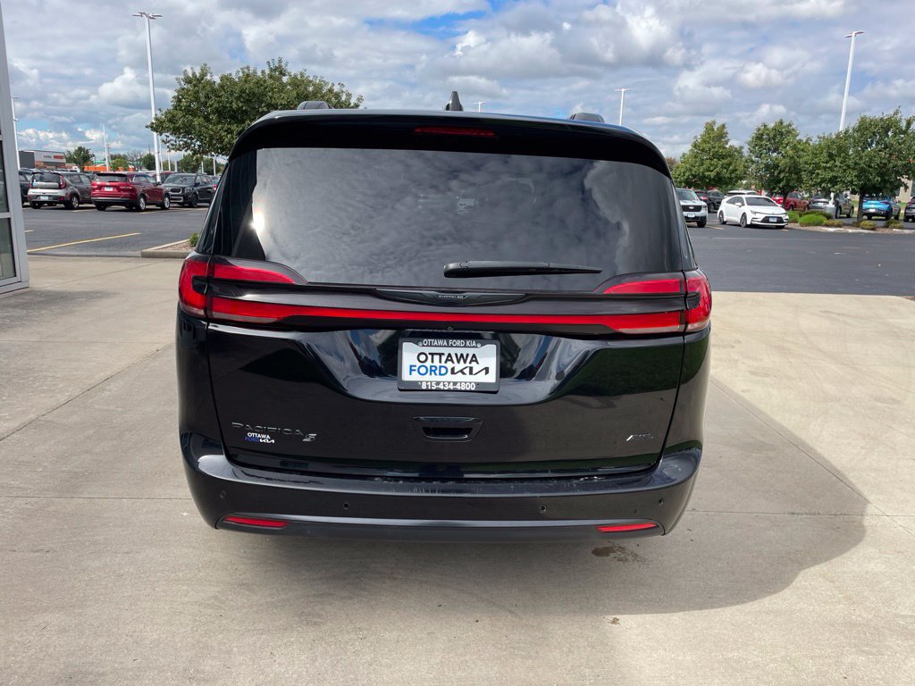 Used 2024 Chrysler Pacifica Touring-L w/ S Appearance Package AWD/4WD image 6