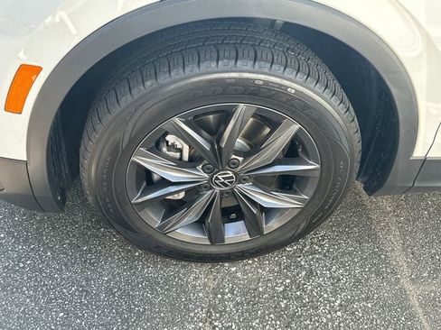 Used 2023 Volkswagen Tiguan SE w/ Panoramic Sunroof Package image 4