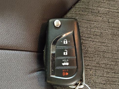 Used 2018 Toyota Camry LE FWD image 32