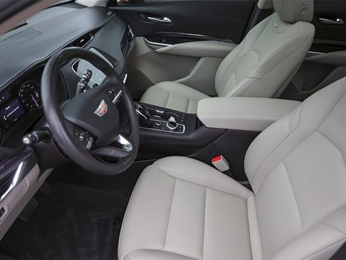 Used 2023 Cadillac XT4 Luxury w/ Driver Awareness Package image 9