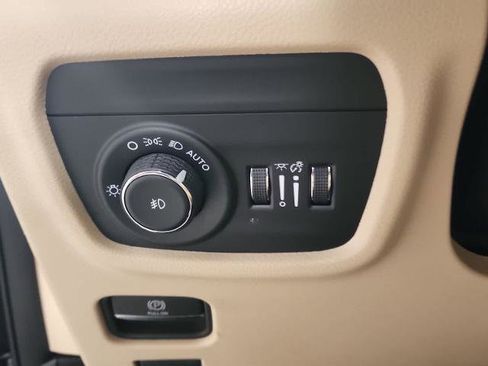 Used 2024 Jeep Grand Cherokee Limited w/ Black Appearance Package RWD image 23