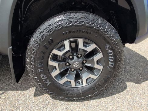 Used 2023 Toyota Tacoma TRD Off-Road w/ Technology Package AWD/4WD image 12