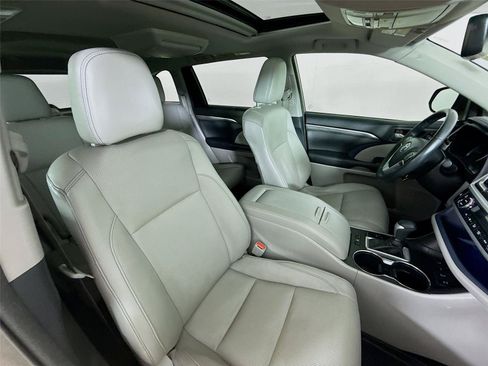 Used 2018 Toyota Highlander Limited w/ Carpet Mat Package (TMS) AWD/4WD image 30