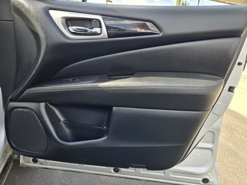 Used 2019 Nissan Pathfinder SV image 22