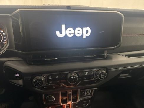 Used 2025 Jeep Wrangler Unlimited Rubicon image 12