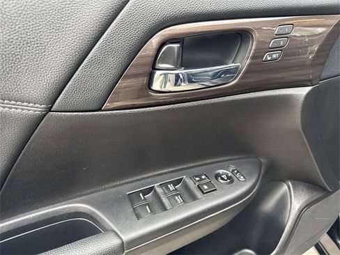 Used 2017 Honda Accord EX-L image 18