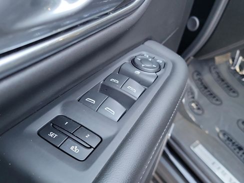 Used 2024 Chevrolet Suburban LT image 23