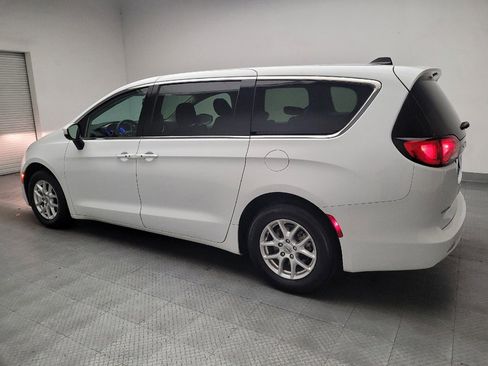Used 2022 Chrysler Voyager LX FWD image 3