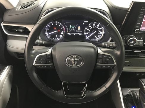 Used 2021 Toyota Highlander XLE AWD/4WD image 6