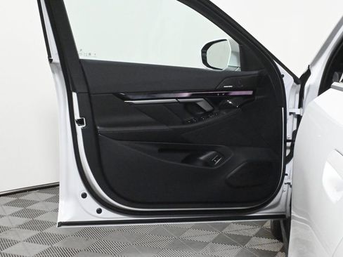 Used 2025 BMW i5 xDrive40 w/ Premium Package image 28